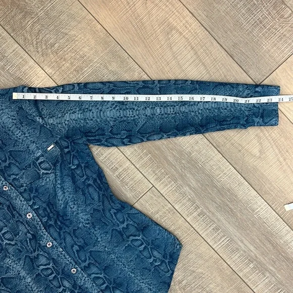 Michael Kors Long Sleeve Collared Button Up Snakeskin Blue Size S - Picture 10 of 12